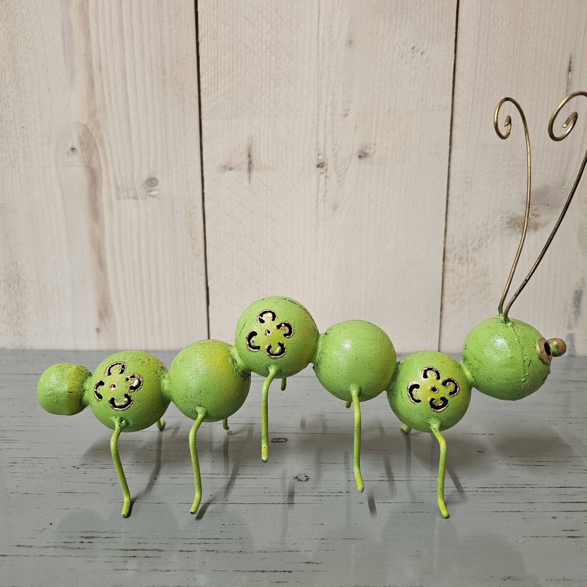 Chenille en métal peint, 26 cm 