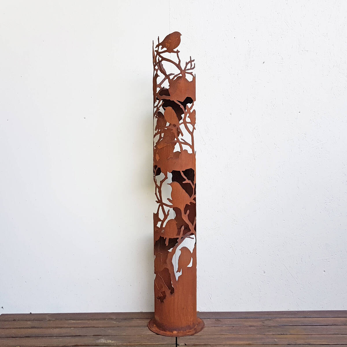 Colonne en fer rouillé,  avec oiseaux, H. 150 cm 