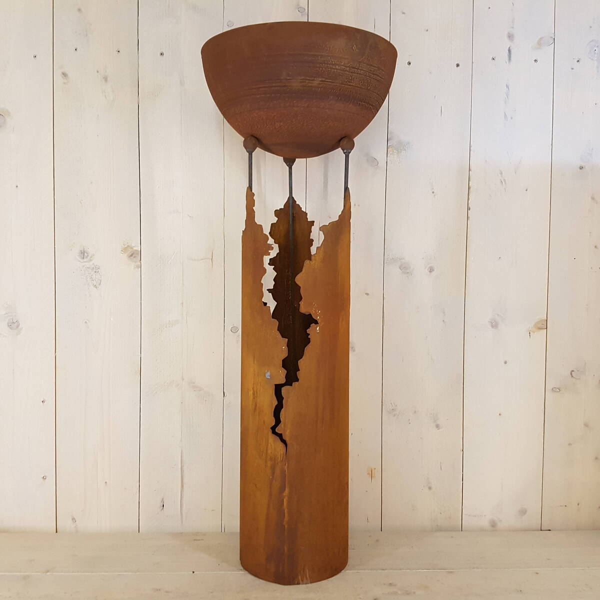 Colonne avec demi-sphère en métal rouillé, à planter 