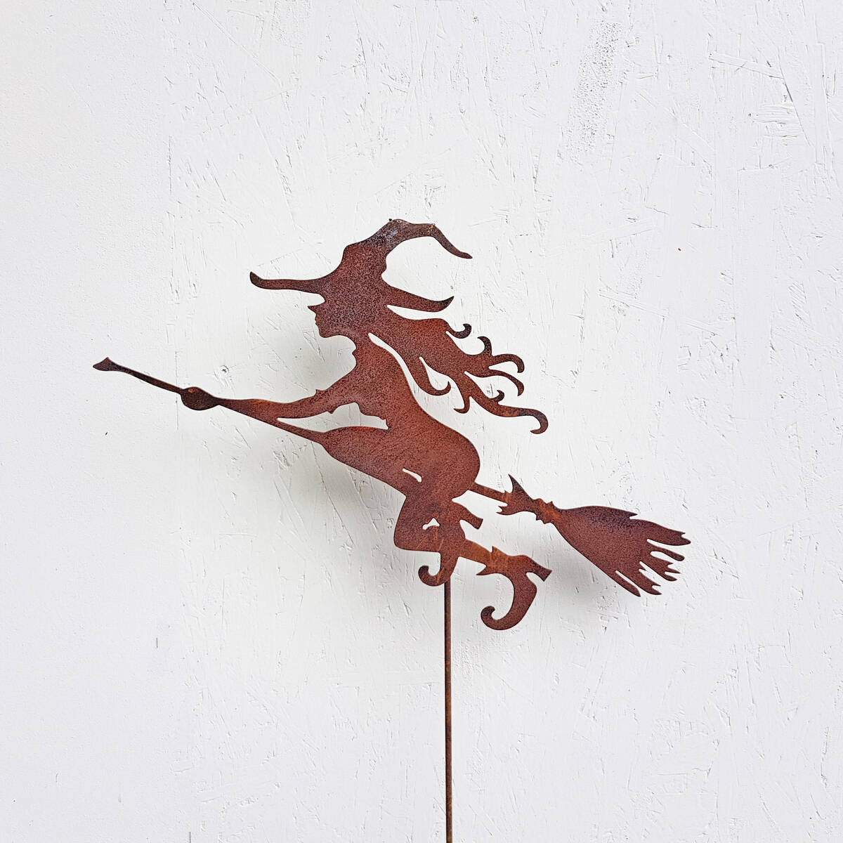 Sorcière en fer rouillé, sur tige, H. 140cm
