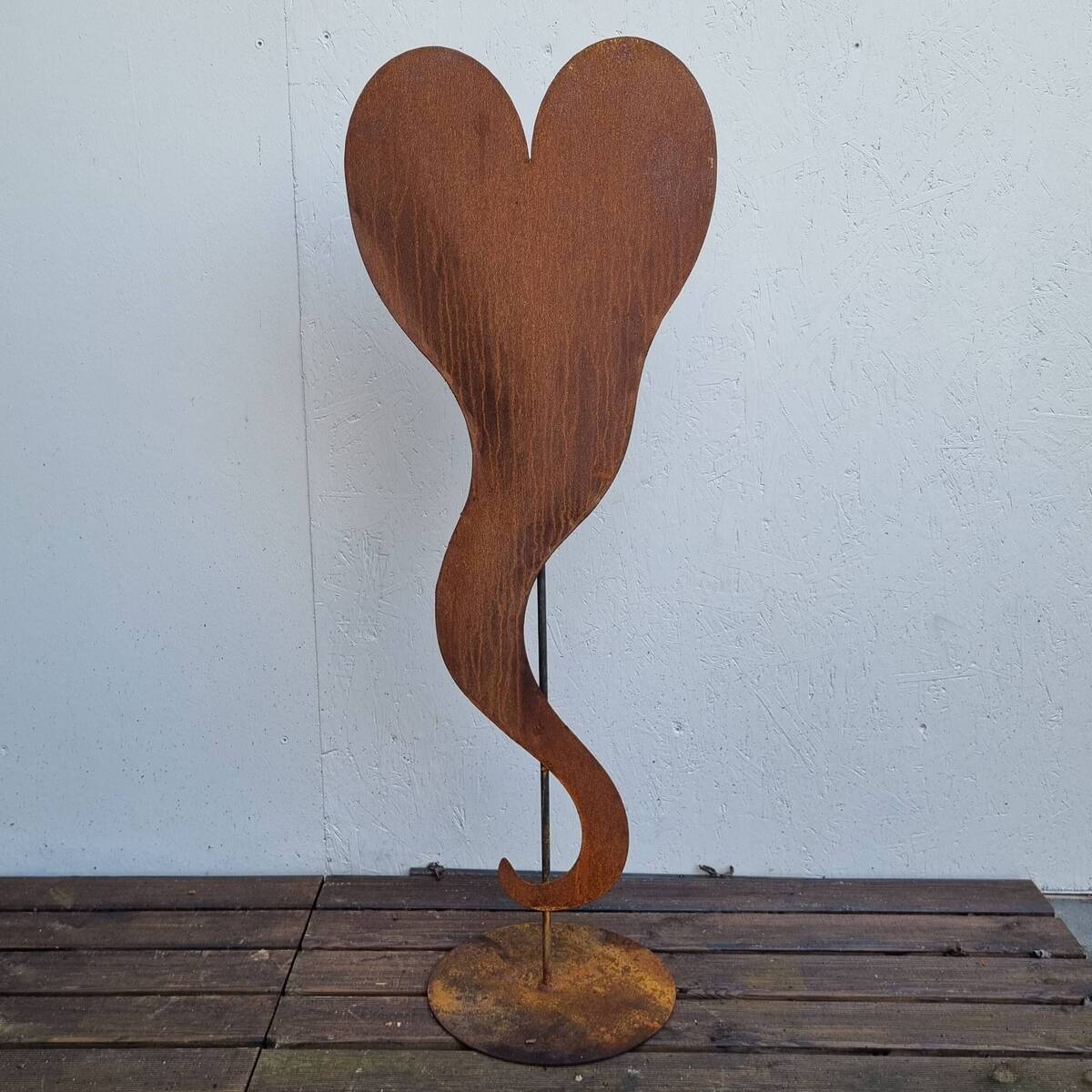 Coeur sur pied, en fer rouillé, 109 cm 
