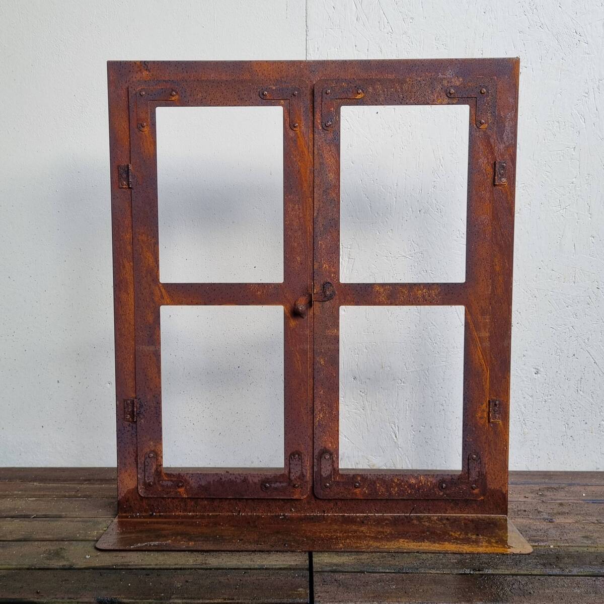 Fenêtre en fer rouillé, H.81 cm 