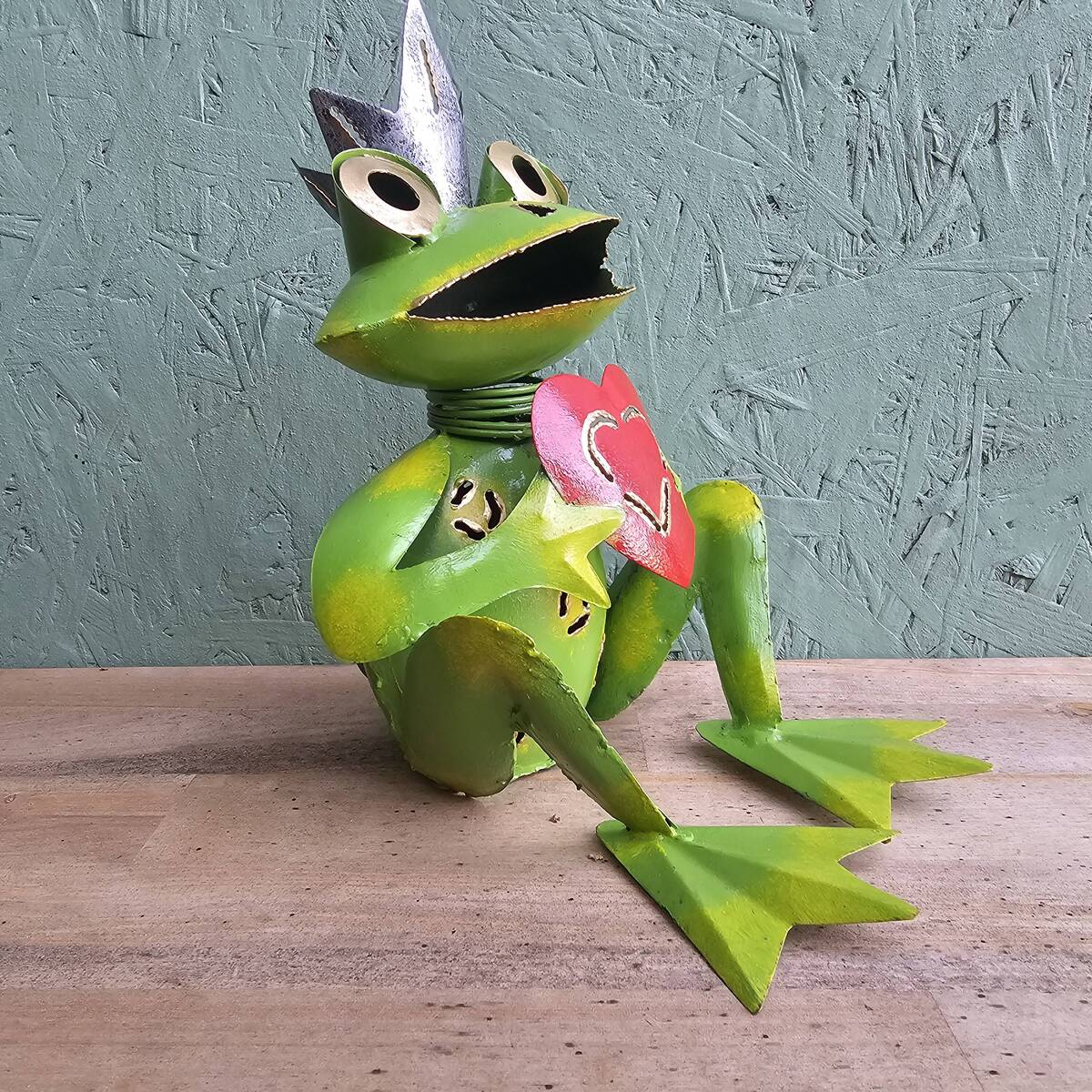 Grenouille en métal peint, avec coeur, 24 cm 