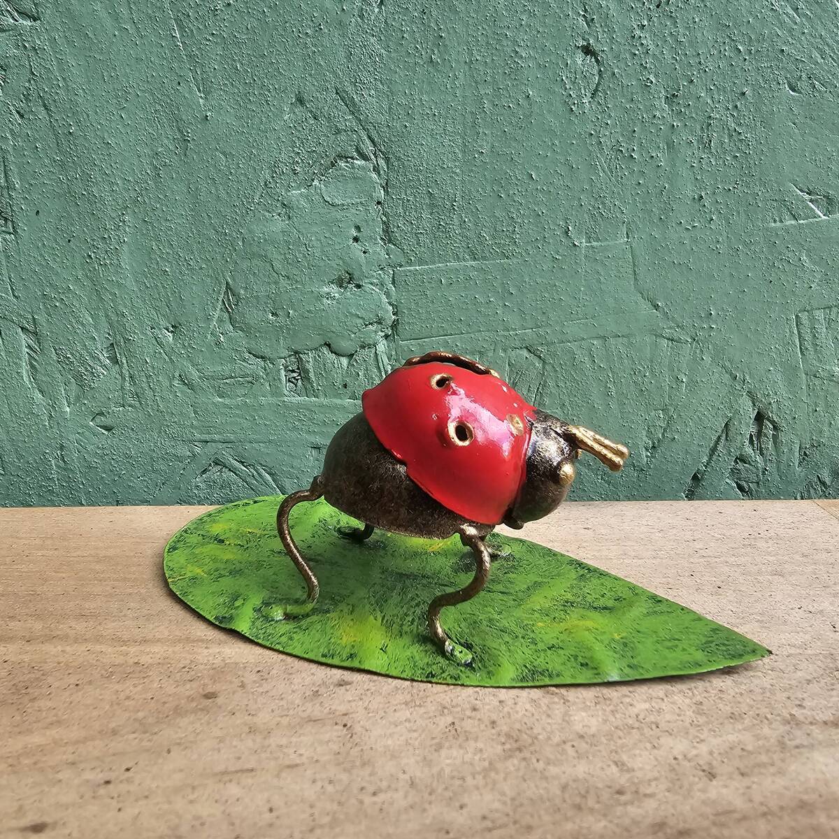 Coccinelle en métal peint, H. 4 cm, L. 9 cm 