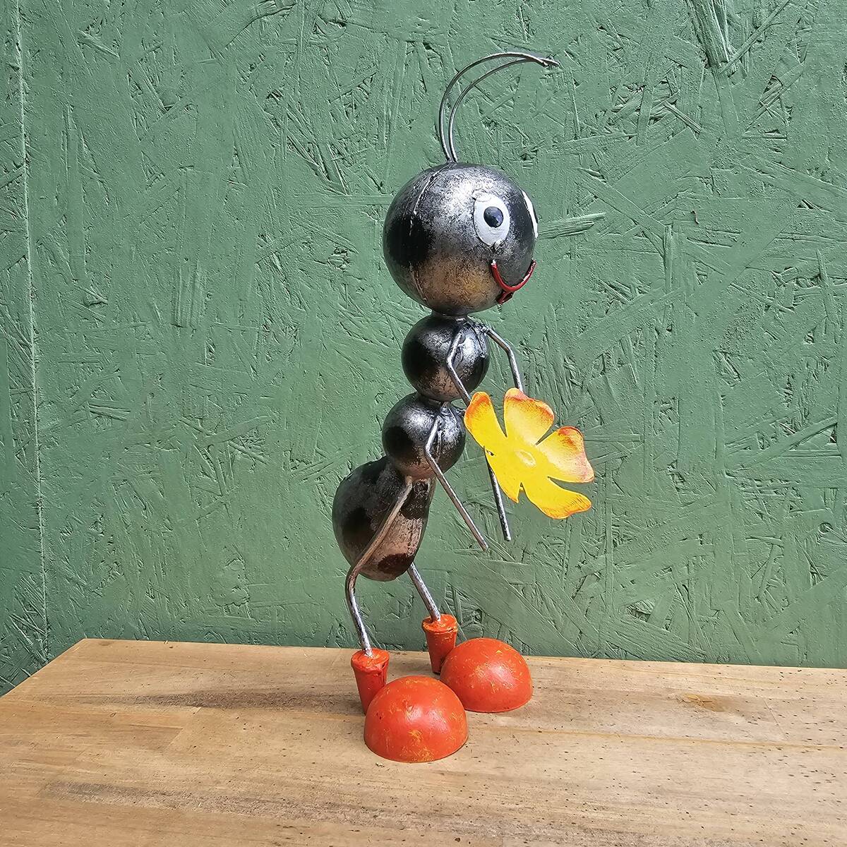 Fourmi avec fleur, en métal peint, 38 cm 