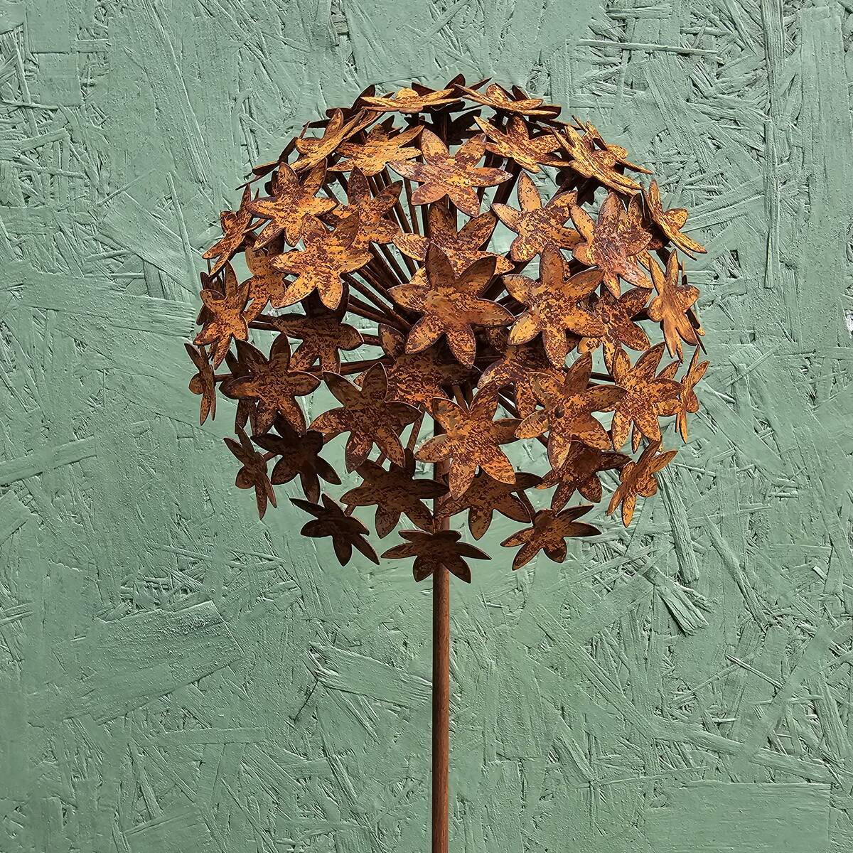 Blume aus Rosteisen,  Ø 22 cm, H. 144 cm 