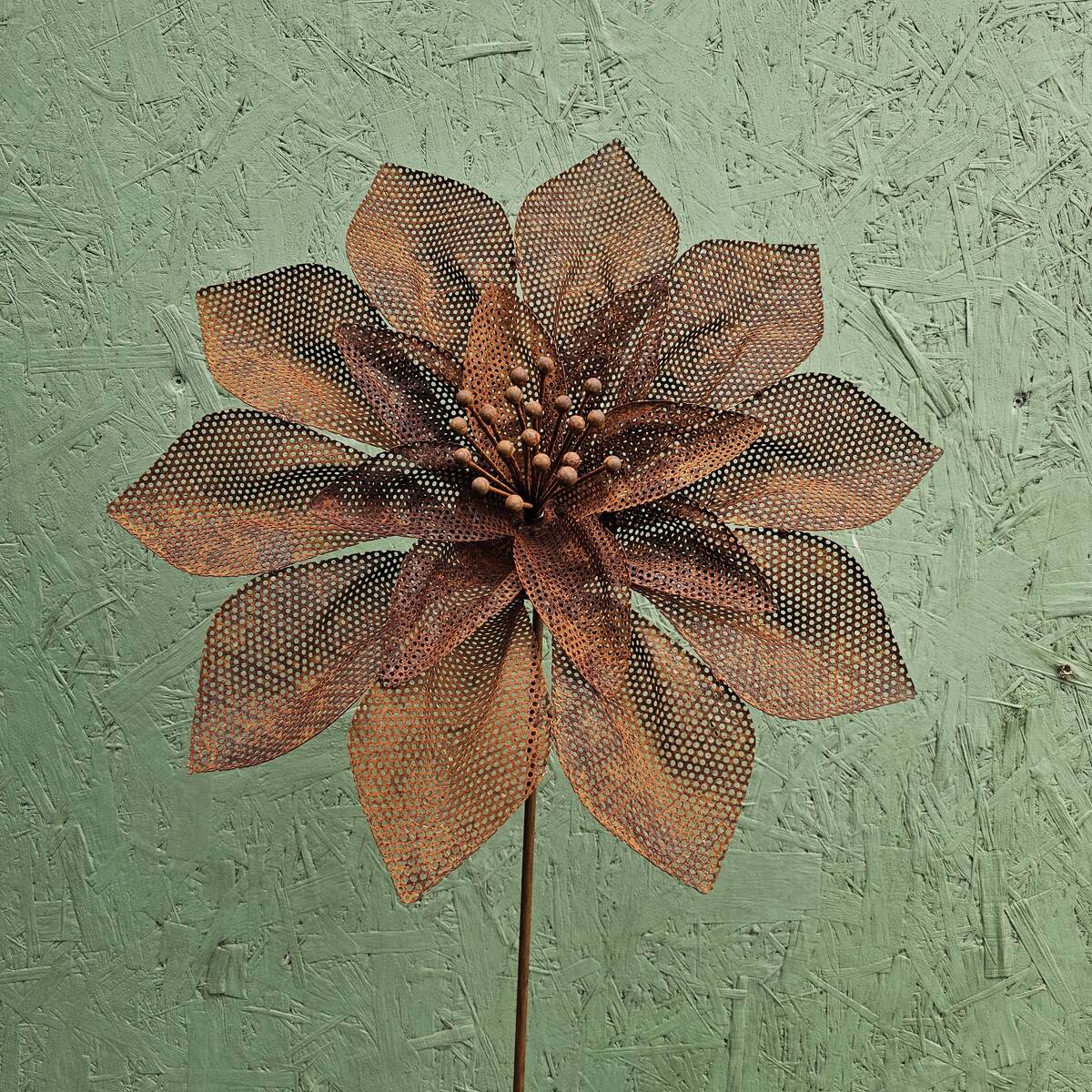 Fleur en fer rouillé, Ø 50 cm, H. 160 cm 