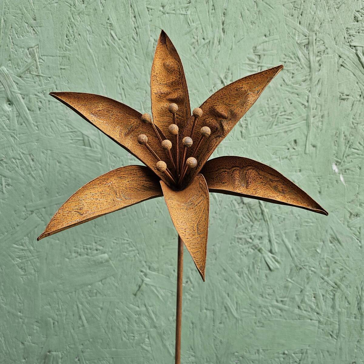 Fleur en fer rouillé, Ø 28 cm, H. 152 cm 