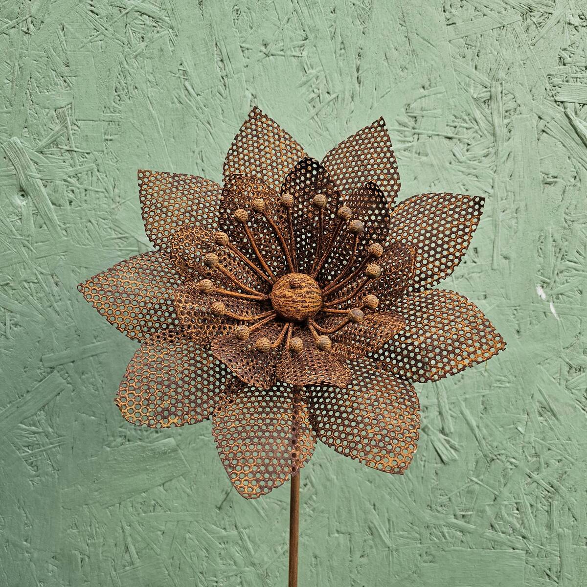 Fleur en fer rouillé, Ø 28 cm, H. 148 cm 