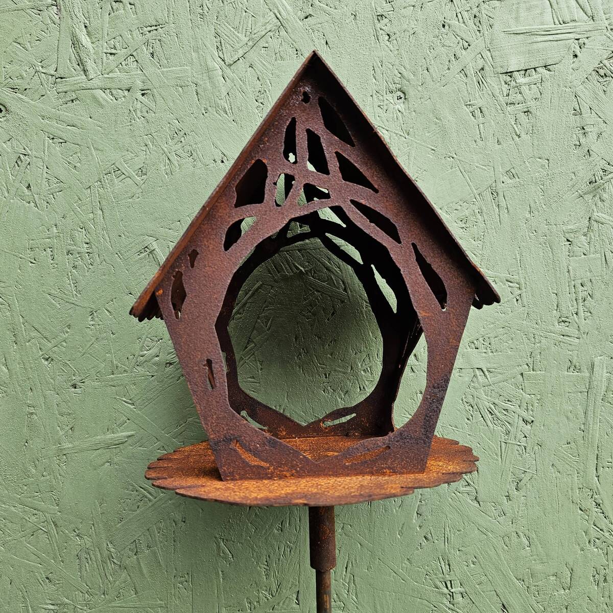 Vogelhaus aus Rosteisen, auf Stab, 145 cm 