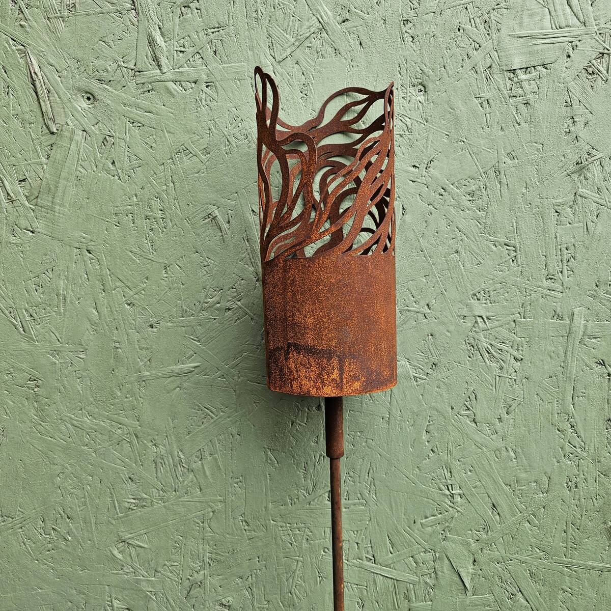 Photophore en fer rouillé, sur tige, 147 cm 