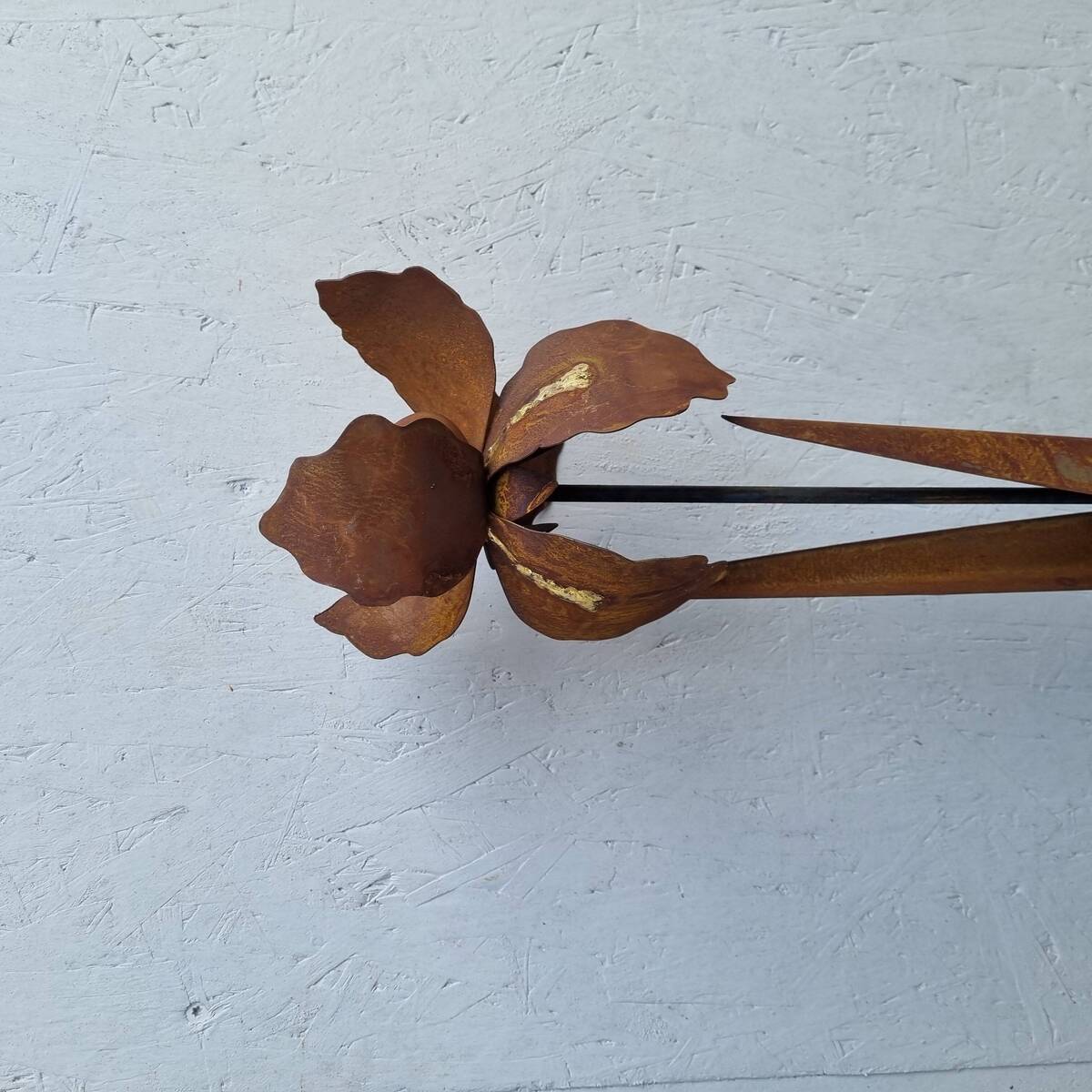 Iris en fer rouillé, avec déco or, 109 cm 