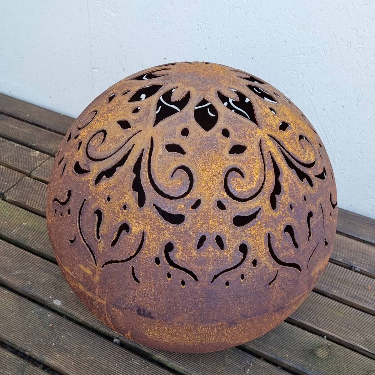 Boule en fer rouillé, finement découpée 