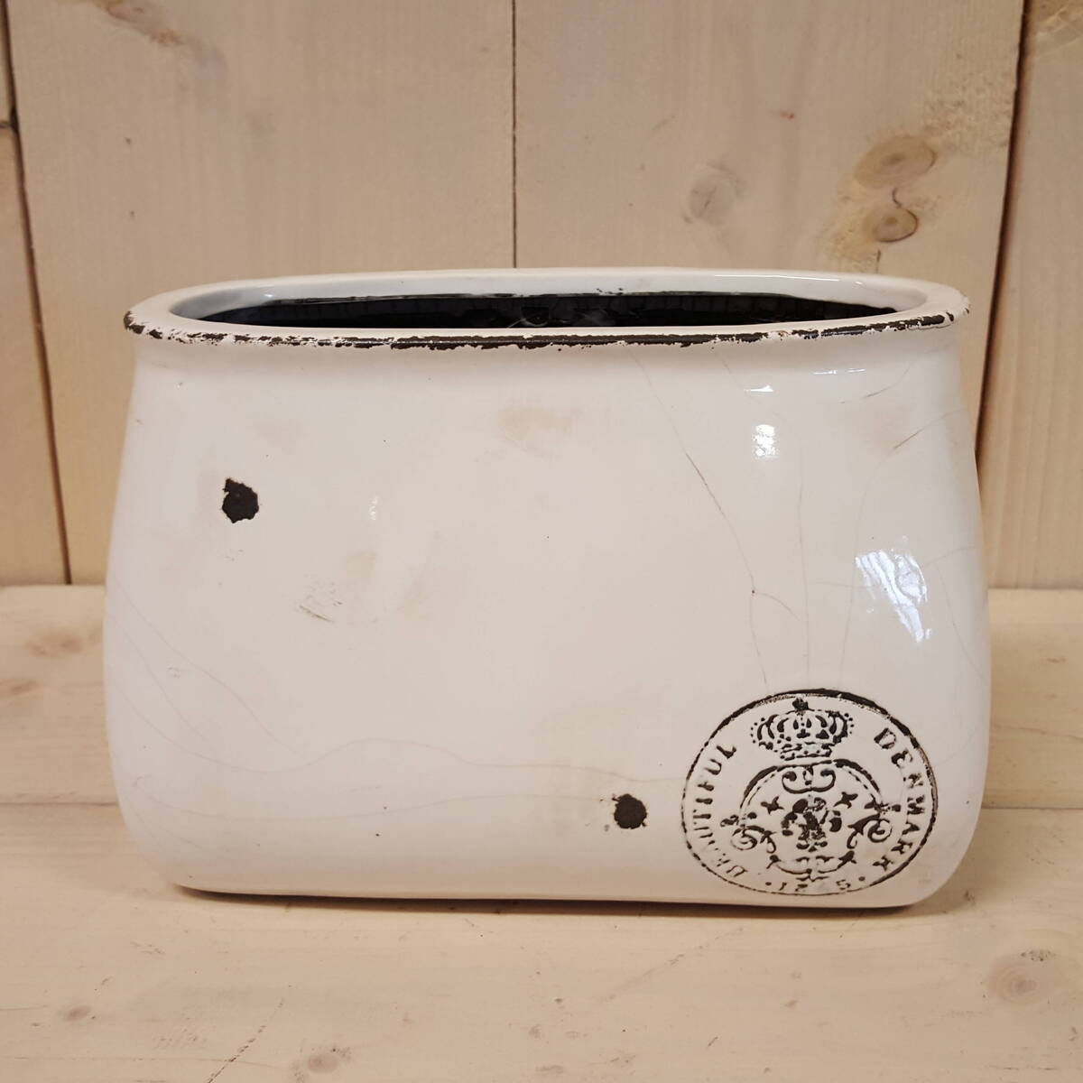 Vase moderne avec estampille   