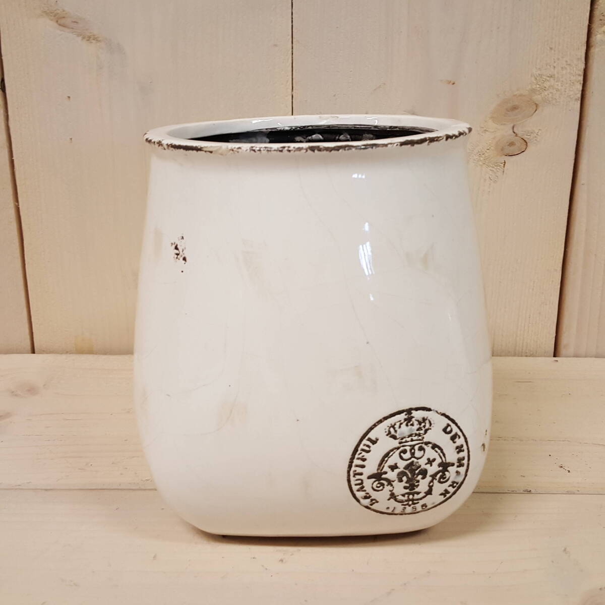 Vase moderne avec estampille   