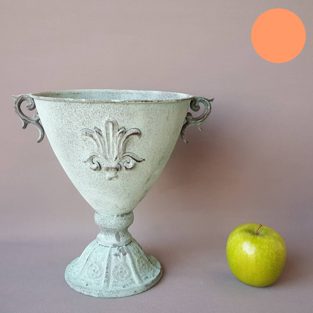 Pot en métal, en forme de coupe  