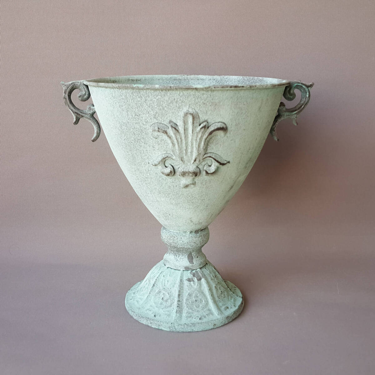 Pot en métal, en forme de coupe  