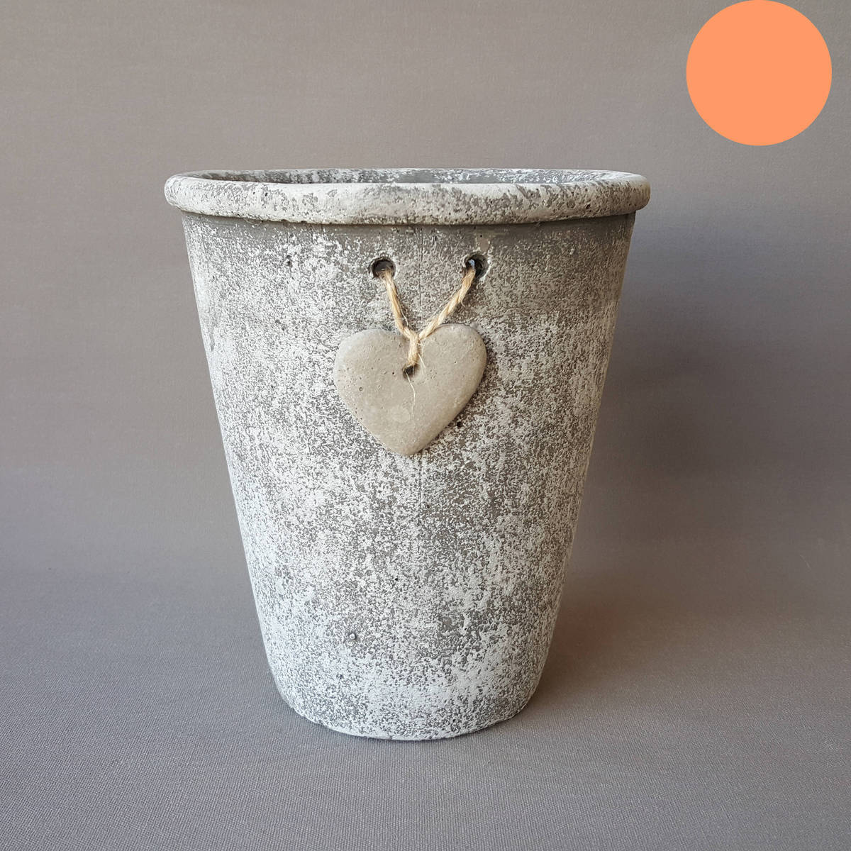 Topf mit Herzhänger, aus Zement