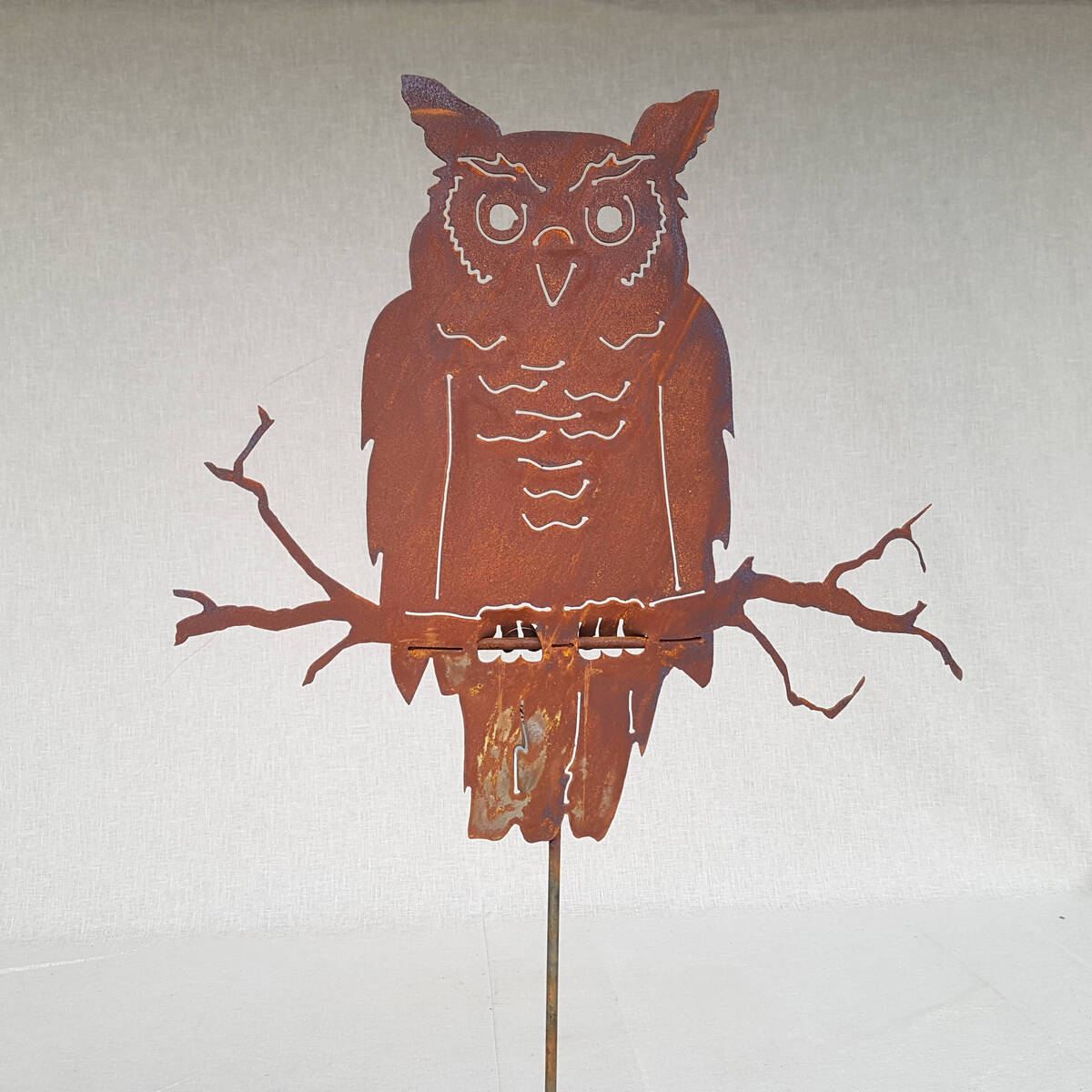 Hibou en fer rouillé sur tige  