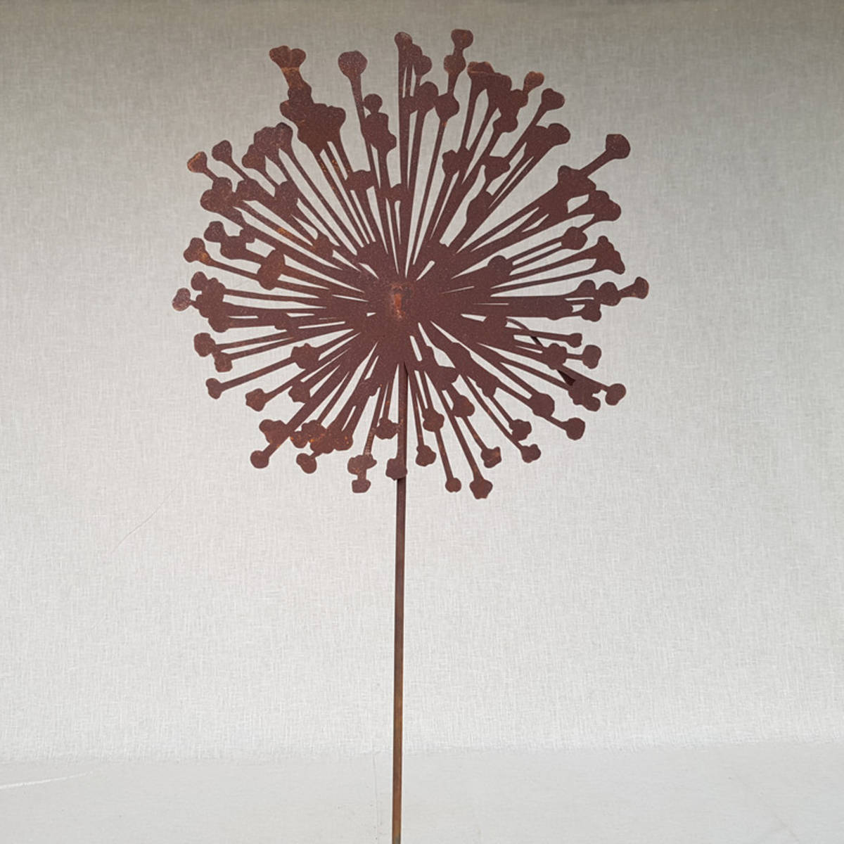 Fleur en fer rouillé sur tige 