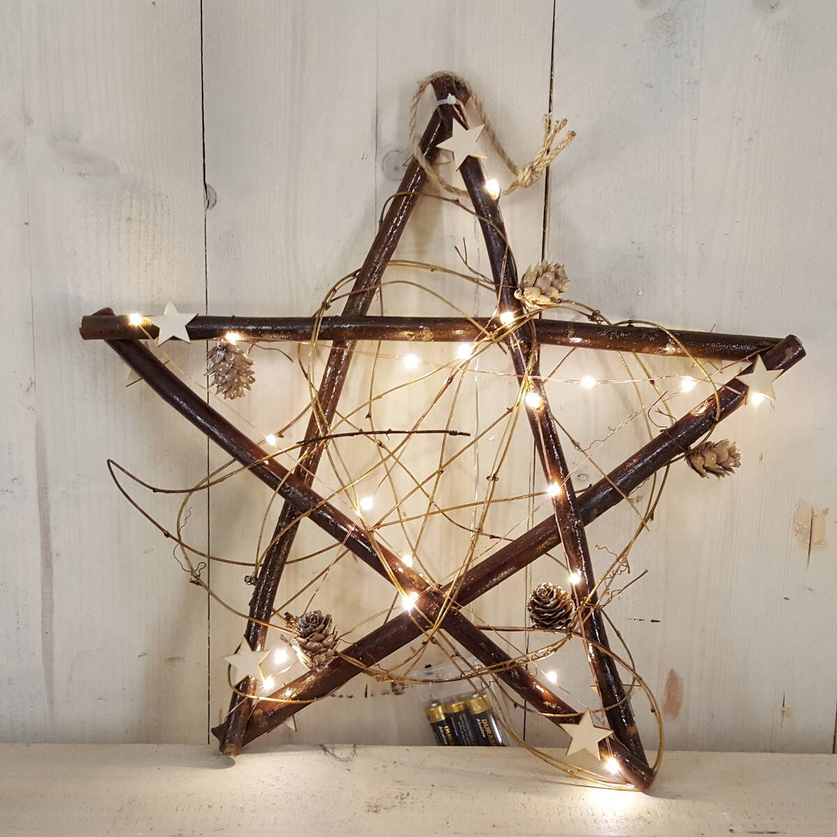 Etoile en bois, avec 20 lumières LED, fonctionne avec 3 batteries AA  