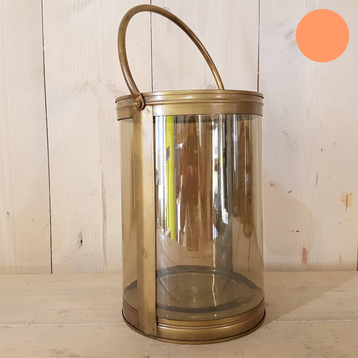 Windlicht aus Glas mit Metallumrandung