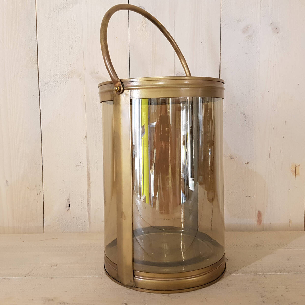 Windlicht aus Glas mit Metallumrandung