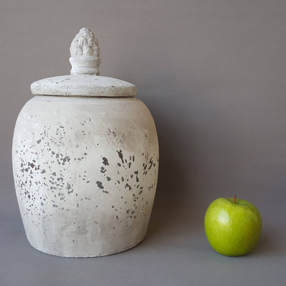 Pot en pierre agglomérée, avec couvercle 