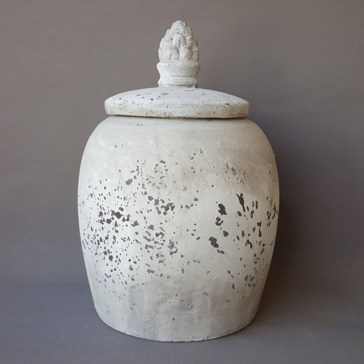 Pot en pierre agglomérée, avec couvercle 