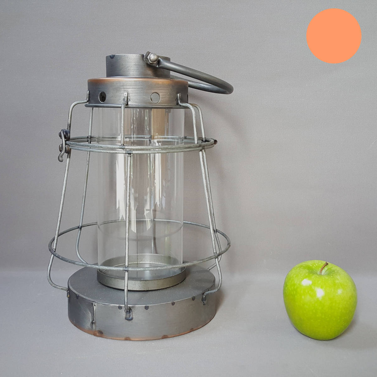 Laterne aus Metall, mit Innenglas