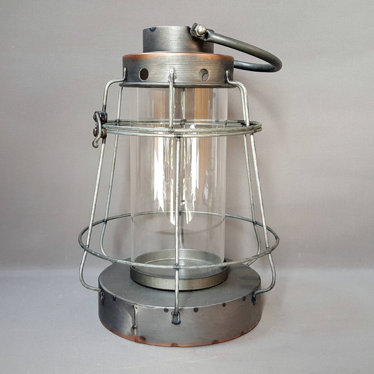 Laterne aus Metall, mit Innenglas