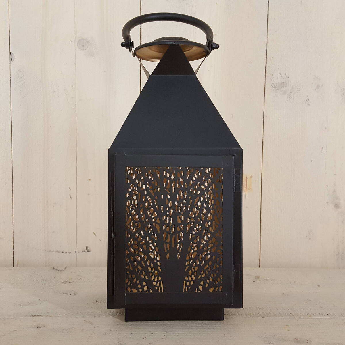 Lanterne en métal, finement décorée  