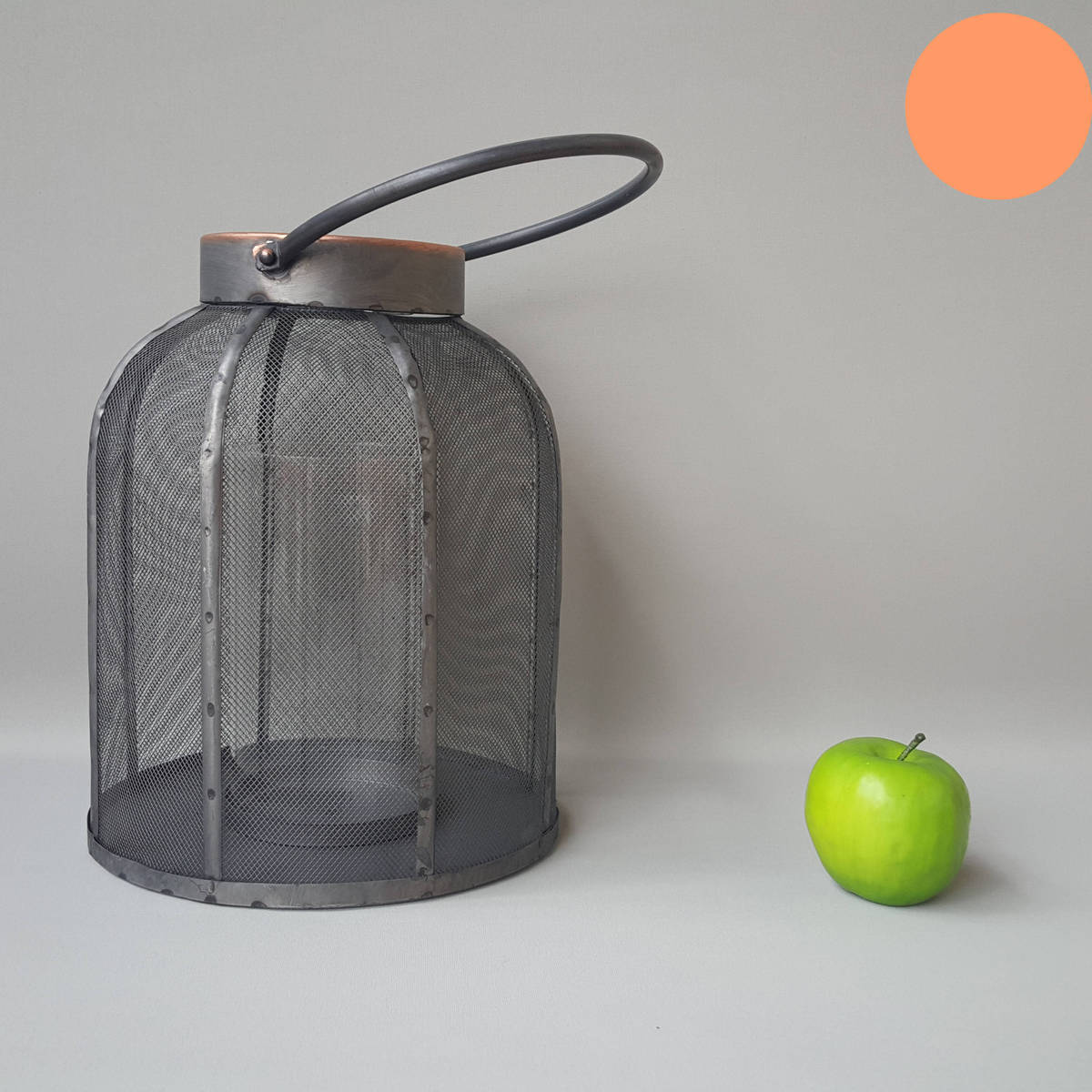 Laterne aus Gitter und Metall, mit Innenglas