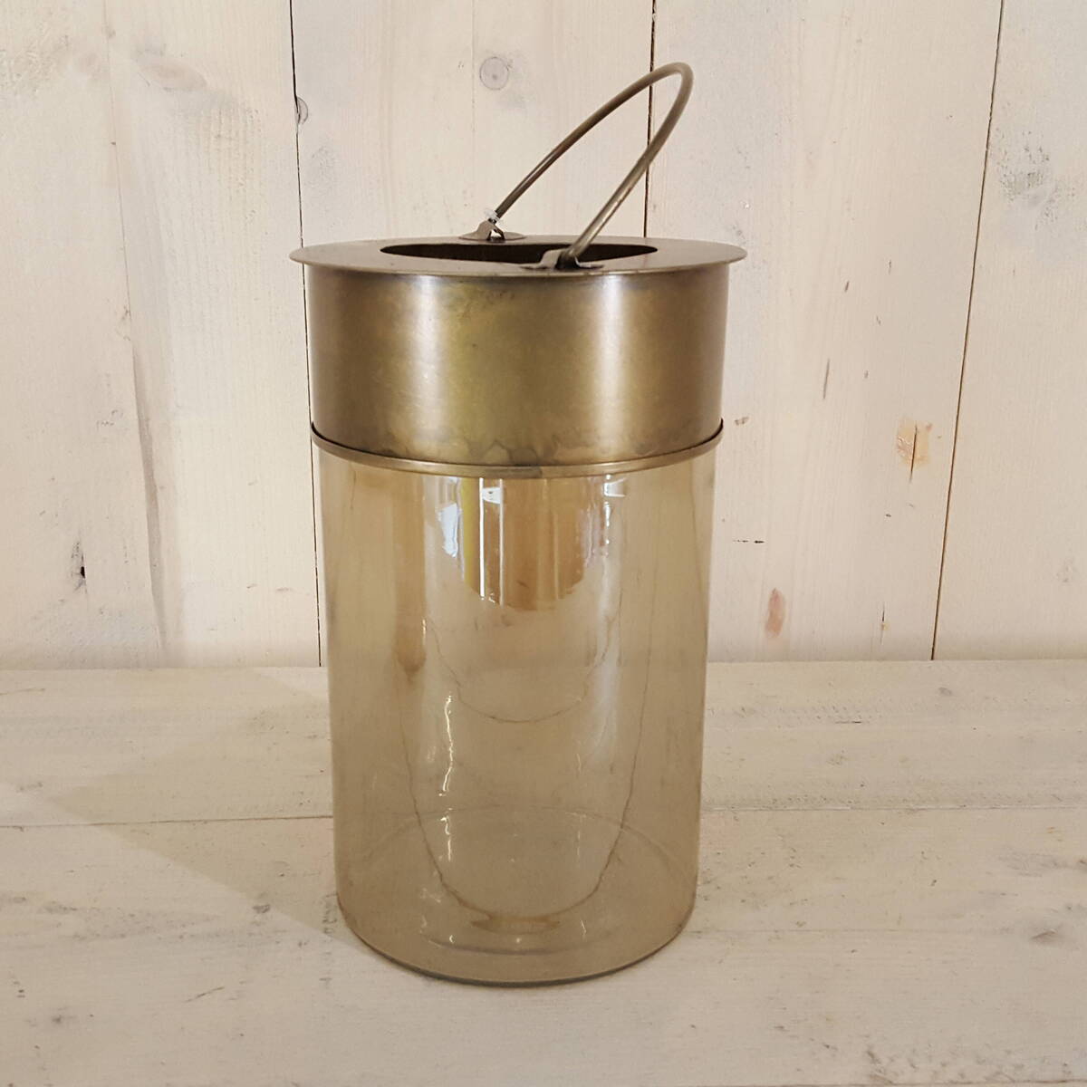 Windlicht aus Rauchglas mit Metallumrandung