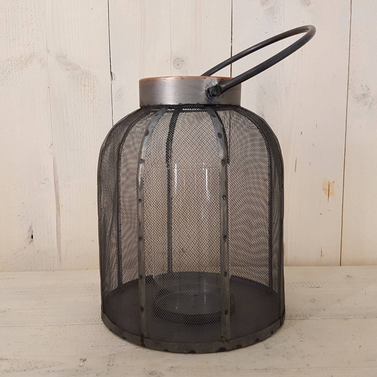 Laterne aus Gitter und Metall, mit Innenglas