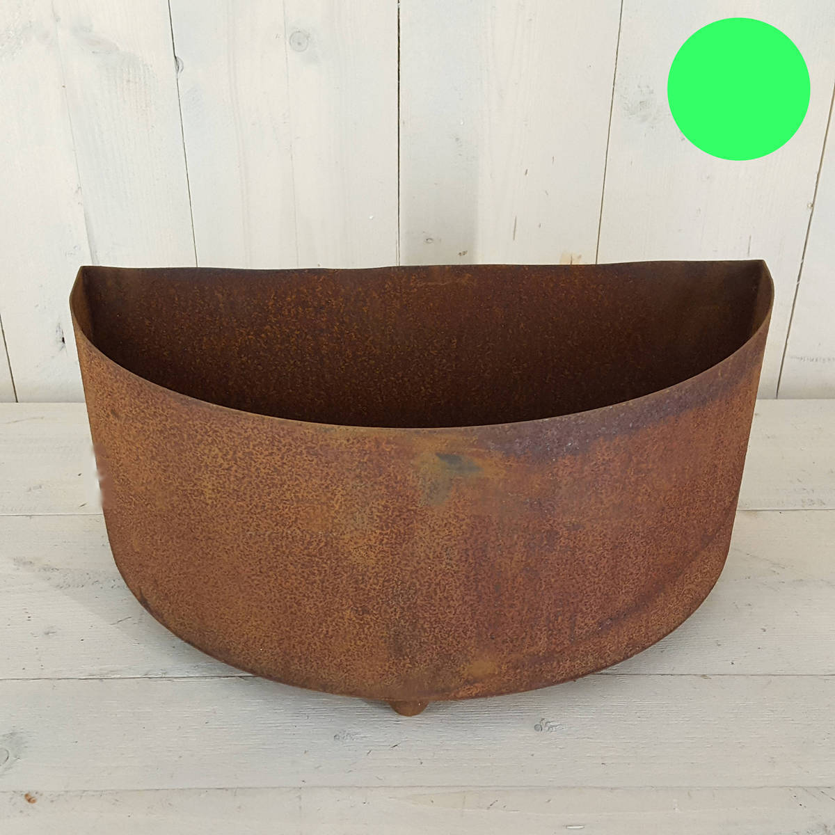 Conteneur en fer rouillé demi rond, sur 3 pieds 