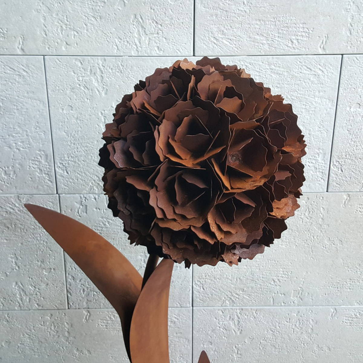 Magnifique fleur en fer rouillé, travail artisanal, avec 2 tiges florales 