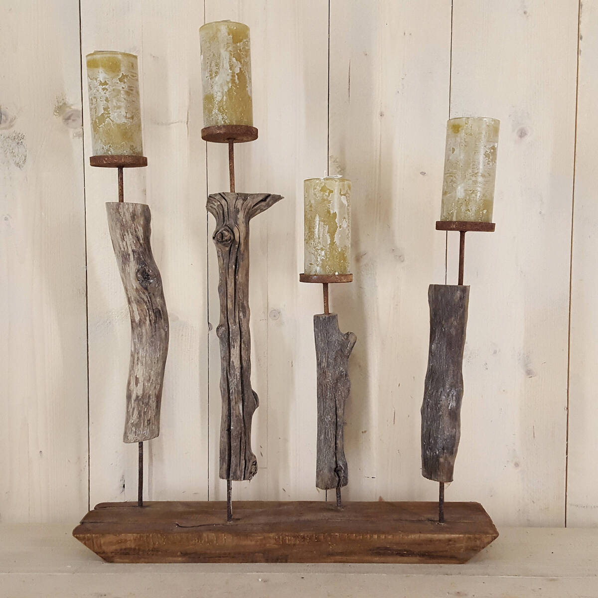 Porte bougie pour 4 bougies, en bois de chataîgner, chaque pièce est unique, travail artisanal  