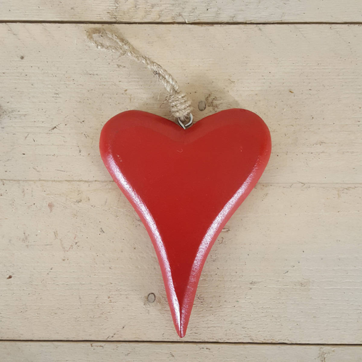 Coeur en bois, peint en rouge 
