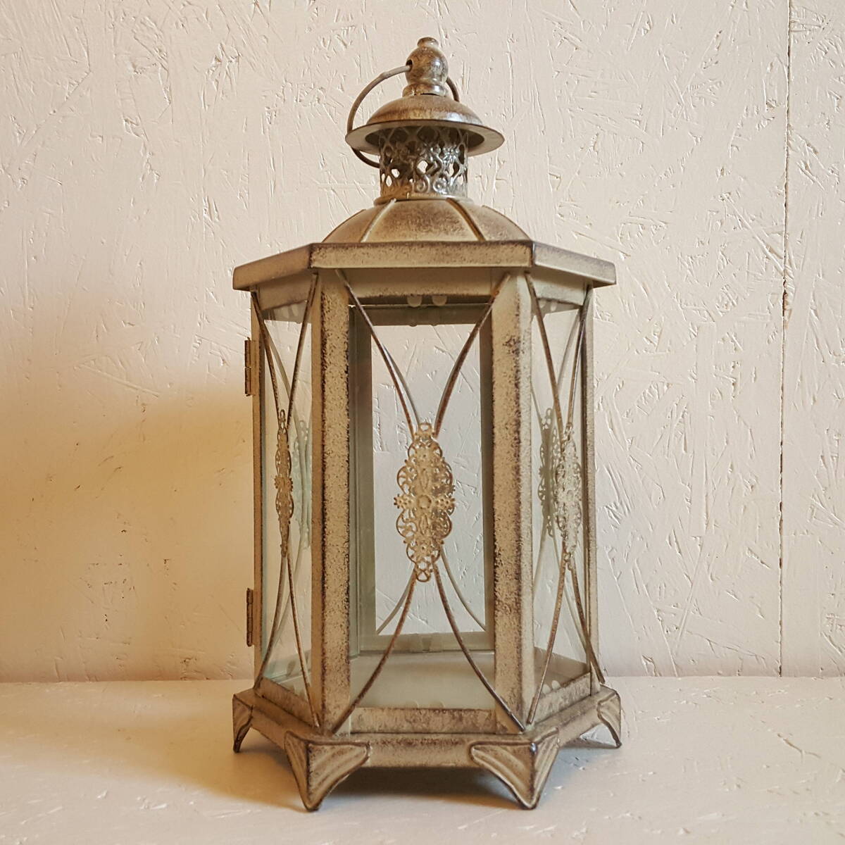 Magnifique lanterne hexagonale en métal vieilli  