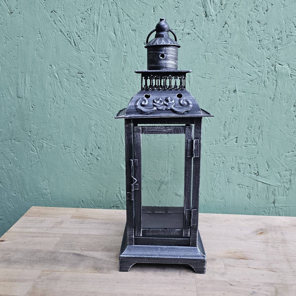 Superbe lanterne en métal finement décorée, H 36cm
