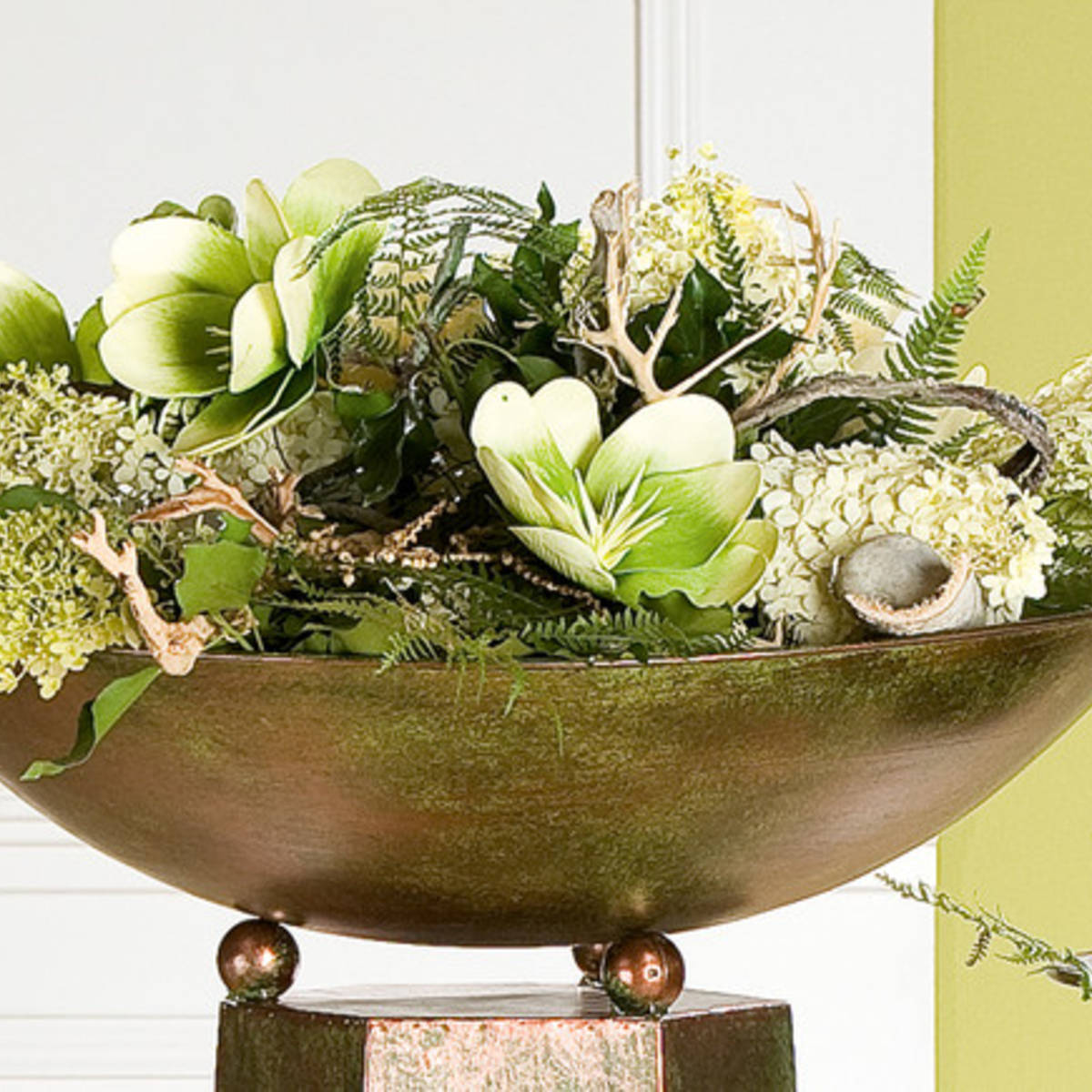 Colonne en métal, finement découpée, avec coupole 