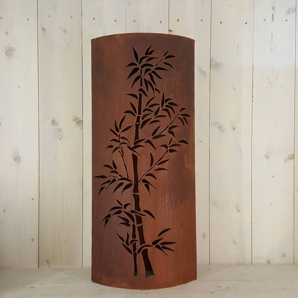 Colonne en fer rouillé, avec superbe découpe de bambous  