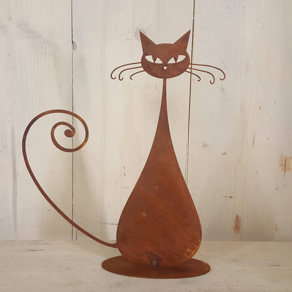 Katze aus Rostmetall, auf einer Platte