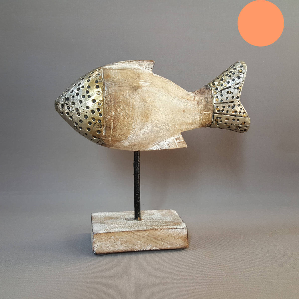Fisch aus Holz und Metallverzierungen