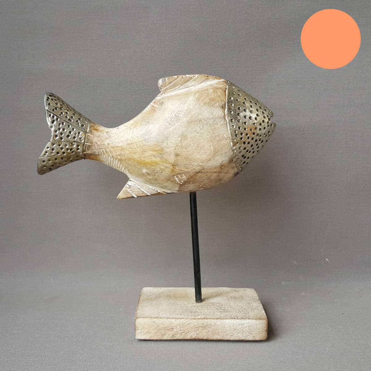Fisch aus Holz und Metallverzierungen