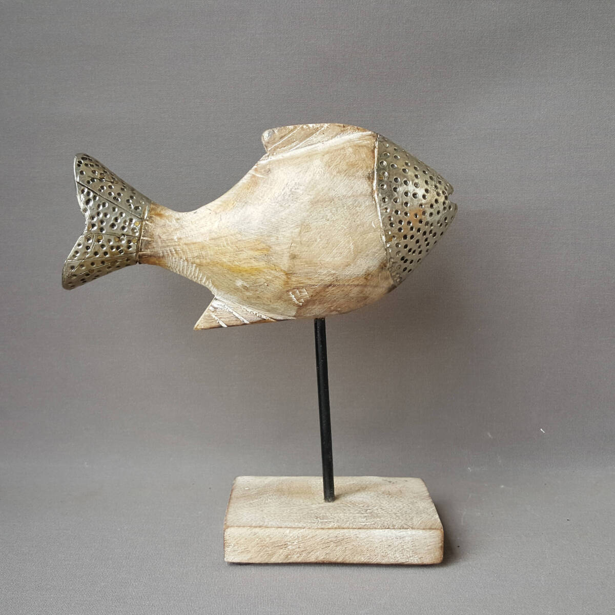 Fisch aus Holz und Metallverzierungen