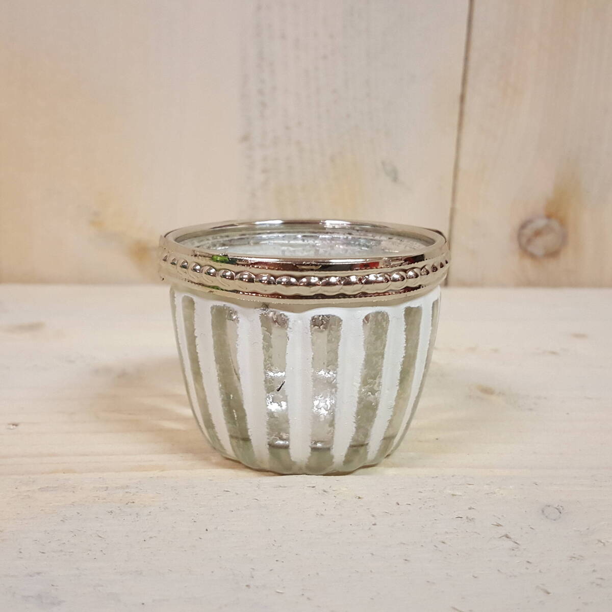 Windlicht aus Glas mit Metallrand