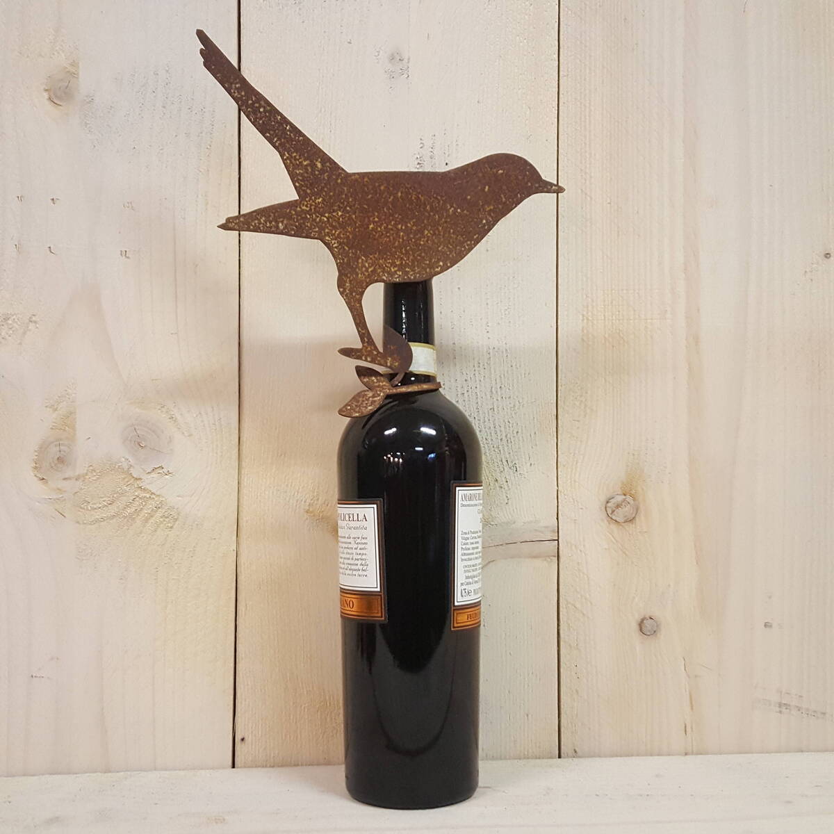 Vogel aus Rostmetall, um ein Objekt zu umwickeln