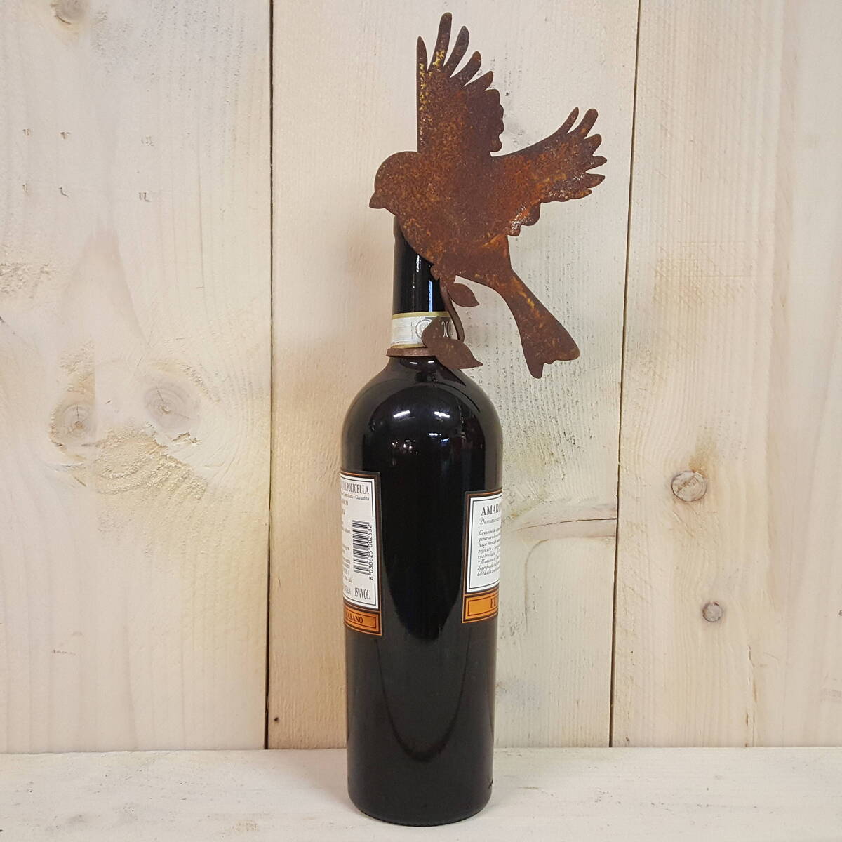 Vogel aus Rostmetall, um ein Objekt zu umwickeln